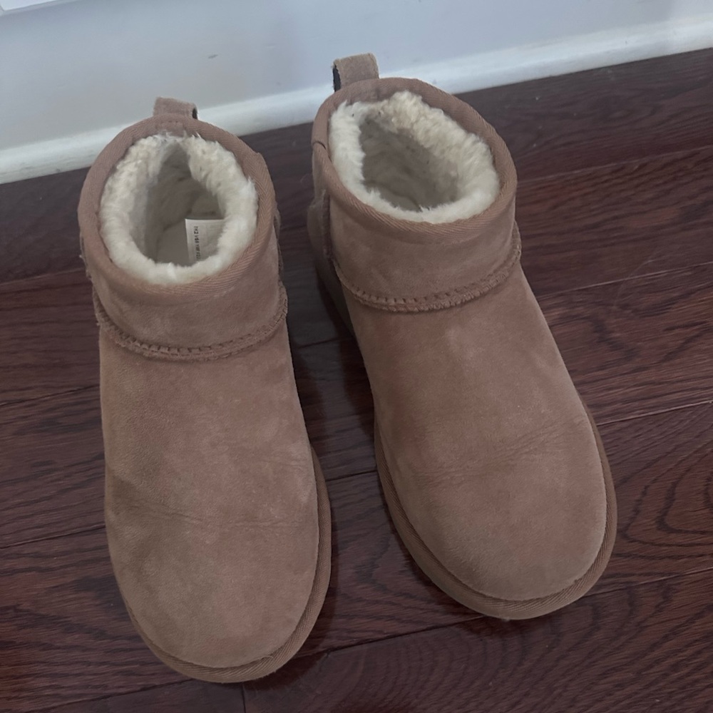 EUC WOMENS UGG ultra mini size 6.